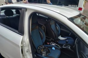 Cezaevi firarisinin otomobille &ccedil;arptığı polis ve &ccedil;ocuk yaralandı