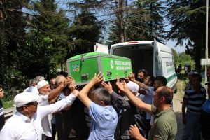 Selde kaybolan k&uuml;&ccedil;&uuml;k Sinem anne ve kardeşlerinin yanına defnedildi