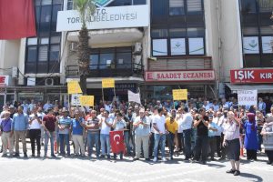 Torbalı'da işten &ccedil;ıkarılan iş&ccedil;iler eylem yaptı