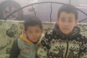&Ccedil;ocuklarından birini odaya kilitledi, diğer oğlunu yanına alarak evi terk etti