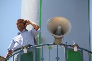 Telefonla konuşabilmek i&ccedil;in cami minaresine &ccedil;ıkıyorlar