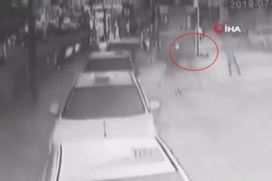 Tramvayın altında kalan kadın &ouml;l&uuml;mden d&ouml;nd&uuml;