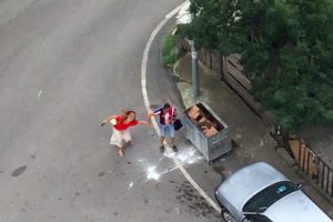 Tartıştığı gen&ccedil; kızı kolundan tutup s&uuml;r&uuml;kledi