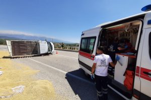 Lastiği patlayan kamyonet devrildi; 3 Yaralı