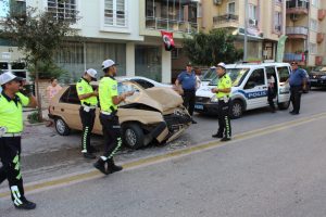 Ehliyetsiz s&uuml;r&uuml;c&uuml;n&uuml;n kullandığı otomobil hurdaya d&ouml;nd&uuml;