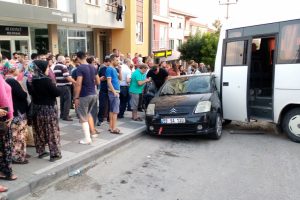 Freni boşalan minib&uuml;s park halindeki otomobile &ccedil;arptı: 1 yaralı