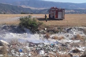 &Ccedil;&ouml;pl&uuml;kteki yangın araziye sı&ccedil;radı