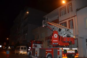 Evde uyuyakalan gen&ccedil; polisi ve itfaiyeyi alarma ge&ccedil;irdi