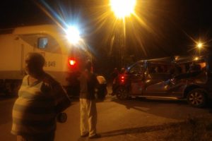 Tren &ouml;nce araca &ccedil;arptı, sonra raylardan &ccedil;ekti