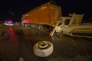Ankara'da TIR, yolda lastik değiştirenleri bi&ccedil;ti: 2 &ouml;l&uuml; 1 ağır yaralı