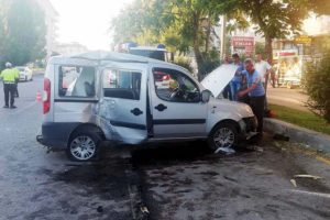 Hafif ticari ara&ccedil; ağaca &ccedil;arptı: 5 yaralı