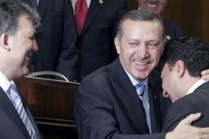 "Cumhurbaşkanı Erdoğan G&uuml;l, Babacan ve Davutoğlu'na karşı kılıcı &ccedil;ekmiş durumda"