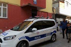 Apartman kapısını sıkıca tutup hırsızları yakalattı