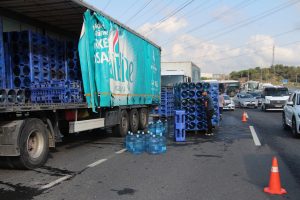 TIR'dan yola sa&ccedil;ılan damacanalar kazaya neden oldu