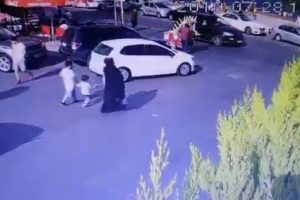 Yola fırlayan &ccedil;ocuk halk otob&uuml;s&uuml;n&uuml;n altında kaldı!