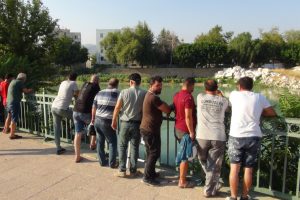 Yardım etmek i&ccedil;in ırmağa koştular g&ouml;rd&uuml;kleriyle şok oldular
