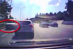 Eskişehir-Bursa karayolunda ters y&ouml;nden giden ara&ccedil; tehlike sa&ccedil;tı