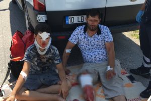 Bursa'da hafif ticari ara&ccedil;, demir bariyere &ccedil;arptı: S&uuml;r&uuml;c&uuml; ve yeğeni yaralı
