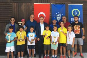 Bursalı k&uuml;&ccedil;&uuml;k tenis&ccedil;iler kupalarına kavuştu