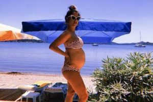 Hazal Kaya g&ouml;beğini g&ouml;sterdi