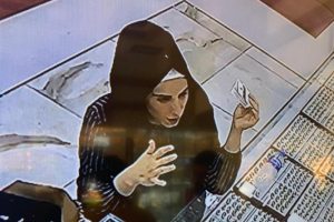 Saniyeler i&ccedil;inde 4 bin liralık hırsızlık!