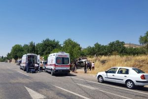 Otomobil yol kenarında bekleyen anne ve &ccedil;ocuklarına &ccedil;arptı