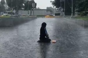 Sağanakta herkes ka&ccedil;tı o &ccedil;almaya devam etti