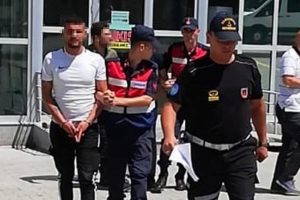 Cezaevi bah&ccedil;esine uyuşturucu hap dolu poşet atan 2 ş&uuml;pheli tutuklandı