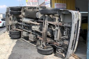 Yan yatan kamyonet kaportacı d&uuml;kkanına girdi