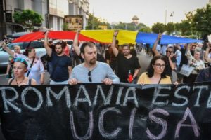 Kız &ccedil;ocuğunun &ouml;ld&uuml;r&uuml;lmesi sonrası polis hemen harekete ge&ccedil;medi, İ&ccedil;işleri Bakanı istifa etti