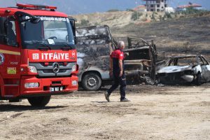 Otlukta &ccedil;ıkan yangın ara&ccedil;lara sı&ccedil;radı