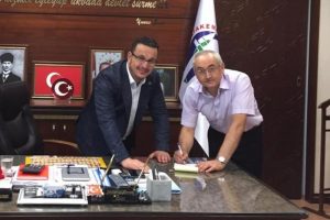 Mustafakemalpaşa Belediye Başkanı Kanar kurban vekaletini T&uuml;k Kızılayı'na verdi