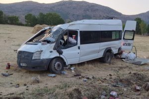 Fındık iş&ccedil;ilerinin taşındığı minib&uuml;s devrildi, 15 kişi yaralandı, s&uuml;r&uuml;c&uuml; ka&ccedil;tı