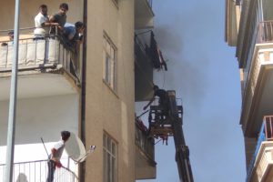 İş makinesiyle 60 kişiyi kurtardı