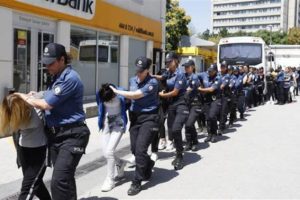 'Avcı kız' operasyonunda 52 kişi tutuklandı