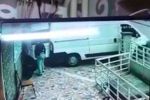 Ticari ara&ccedil;la hırsızlığa geldiler alarm &ccedil;alınca hızla ka&ccedil;tılar