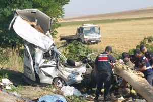Kontrol&uuml;n&uuml; kaybeden ara&ccedil; ağaca &ccedil;arptı: 3 &ouml;l&uuml;