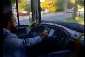Şof&ouml;r&uuml; gecikince yolcu otob&uuml;s&uuml;n&uuml; Belediye Başkanı kullandı
