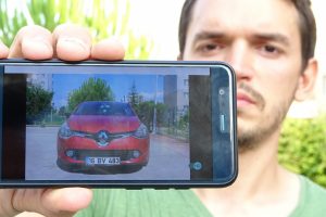 Bursa'da sahibini yerlerde s&uuml;r&uuml;kleyip otomobili &ccedil;aldı