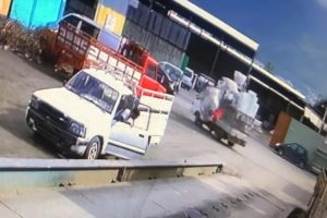 Bursa'da 13 yaşındaki oğlunun kullandığı kamyonetten d&uuml;şen hurdacıdan acı haber