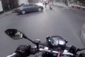 Motosiklet s&uuml;r&uuml;c&uuml;s&uuml; otomobile &ccedil;arpmaktan son anda kurtuldu