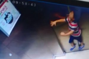 Soğukkanlı abla kardeşini &ouml;l&uuml;mden kurtardı