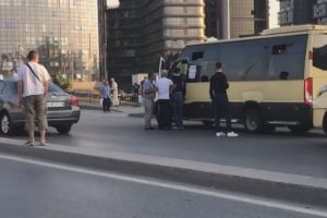 Minib&uuml;s şof&ouml;rlerinin 'kemerli' kavgası kamerada
