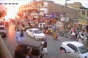 Pakistan'daki patlama g&uuml;venlik kamerasına yansıdı