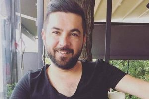 Arkadaşını kurtarmak isterken canından oldu