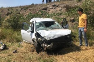 Yoldan &ccedil;ıkan otomobil tarlaya u&ccedil;tu: 5 yaralı