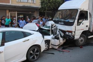Freni tutmayan kamyonet 8 araca &ccedil;arptı