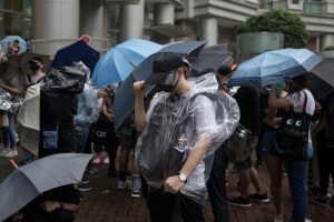 Hong Kong'da 44 protestocu hakim karşısına &ccedil;ıktı