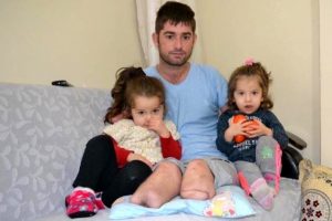 Haluk Levent kollarını ve bacaklarını kaybeden baba i&ccedil;in kampanya başlatacak