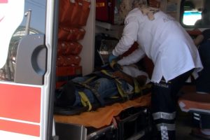 Zabıtadan ka&ccedil;an seyyar satıcıya araba &ccedil;arptı